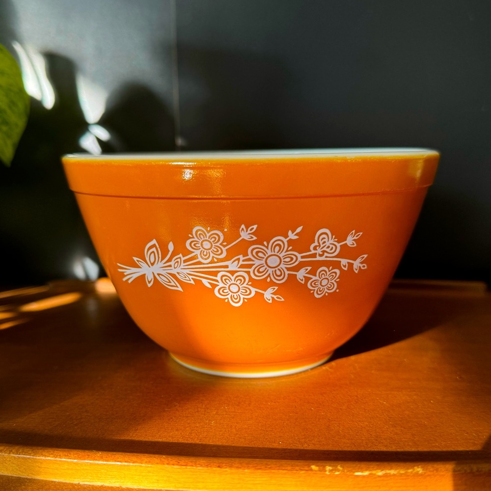Vintage PYREX ‘79 Butterfly Gold 401 Mixing Bowl